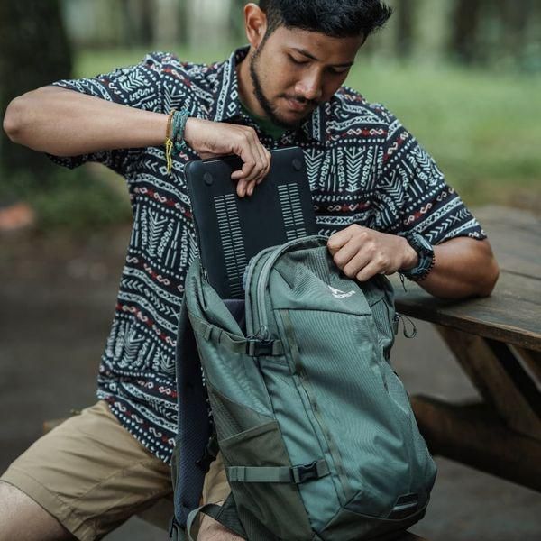 10 Merek Tas Kuliah Pria Terbaik, Lokal dan Internasional