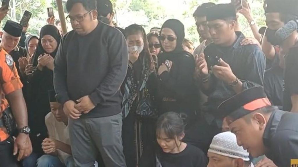Lihat Upacara Pemakaman Mpok Alpa, Kiky Saputri Menangis, Billy Syahputra Turun ke Liang Lahat